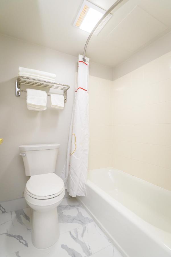 Philadelphia Suites At Airport - An Extended Stay Hotel Экстерьер фото
