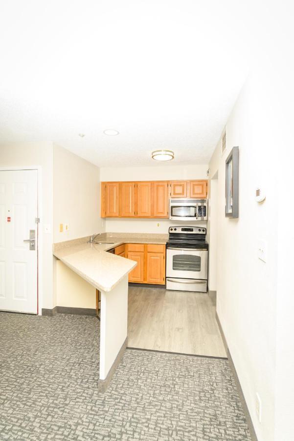 Philadelphia Suites At Airport - An Extended Stay Hotel Экстерьер фото
