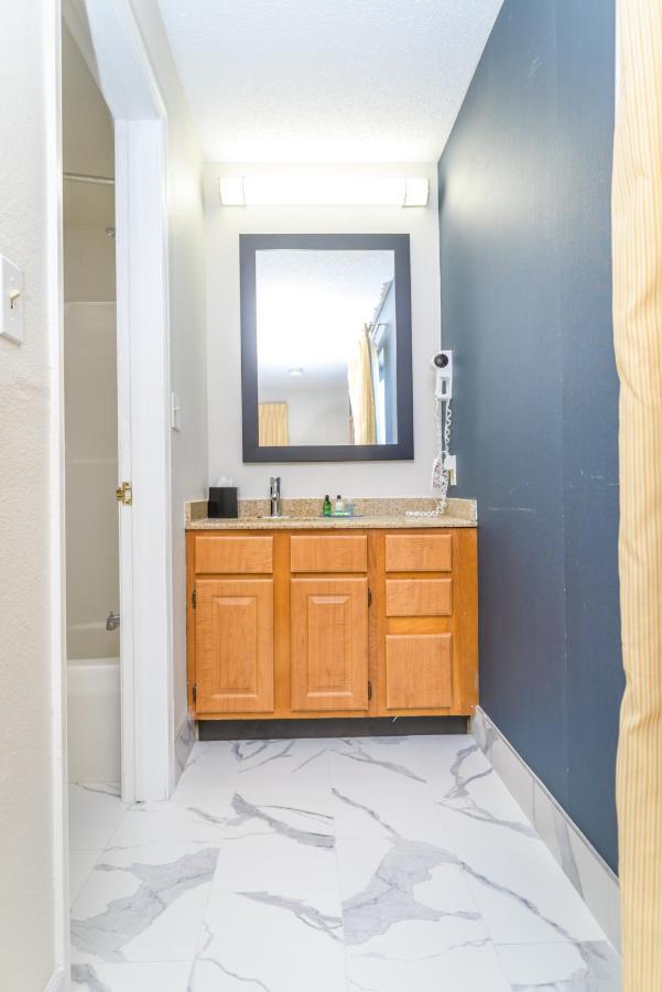 Philadelphia Suites At Airport - An Extended Stay Hotel Экстерьер фото